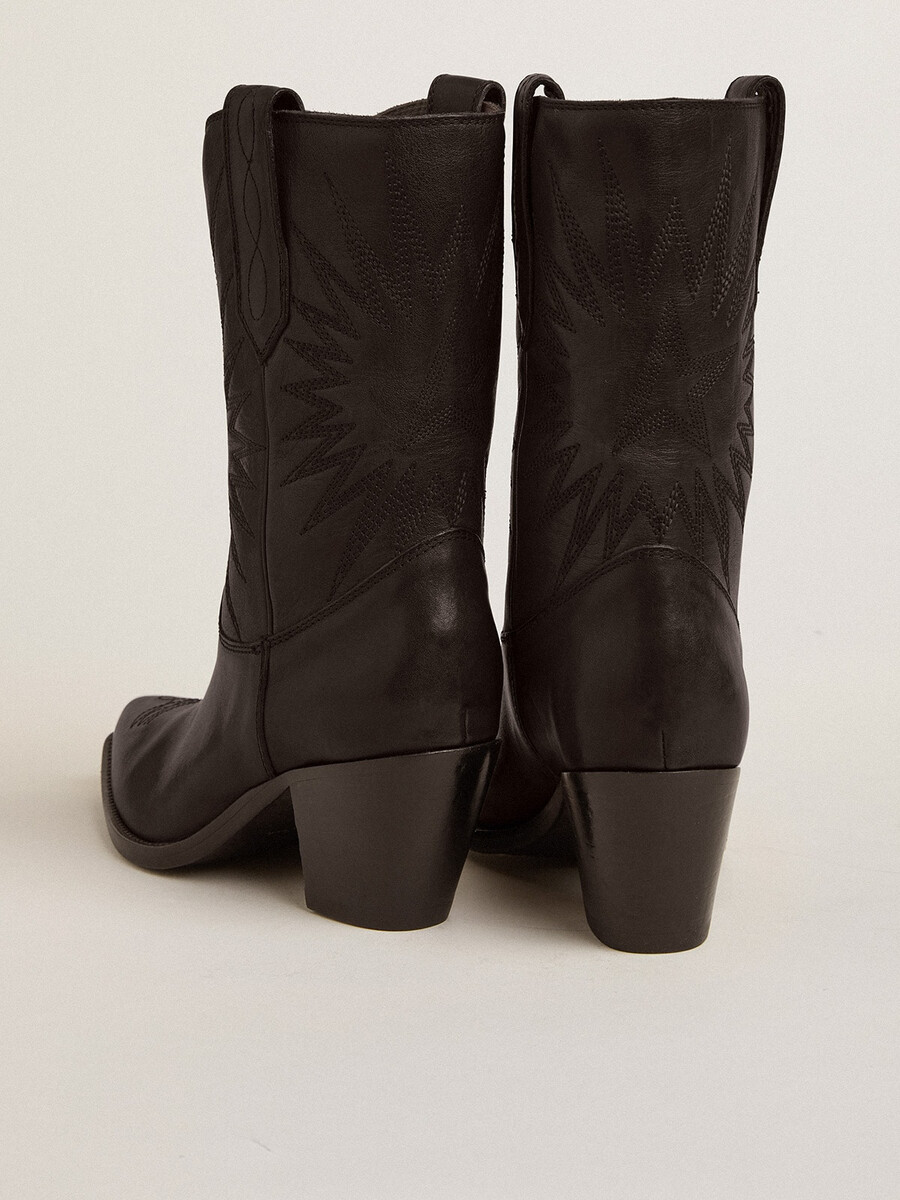 botas low wish star em couro preto com estrela incrustada em tom sobre tom