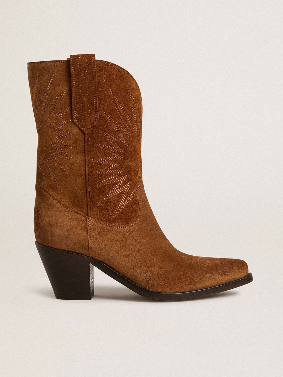 botas low wish star em camurça cor conhaque com estrela bordada tom sobre tom