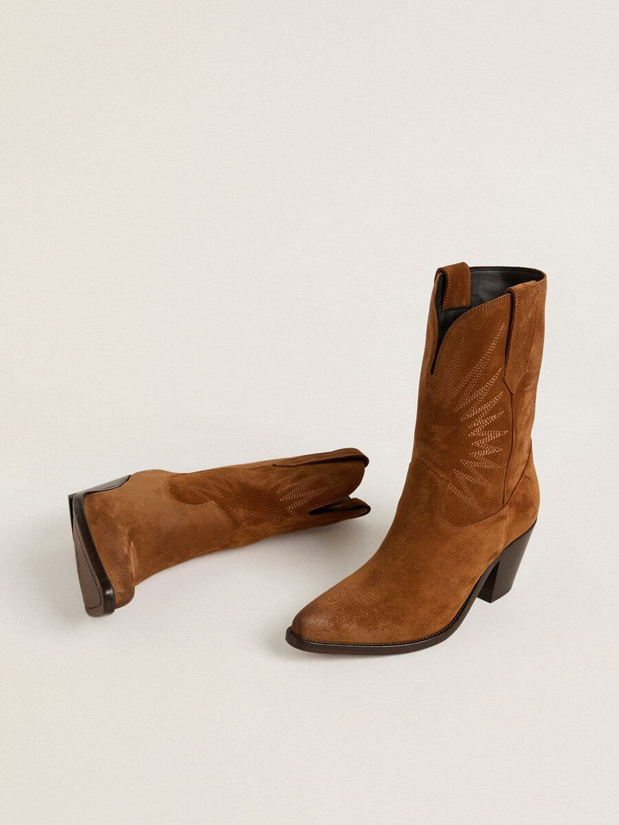 botas low wish star em camurça cor conhaque com estrela bordada tom sobre tom