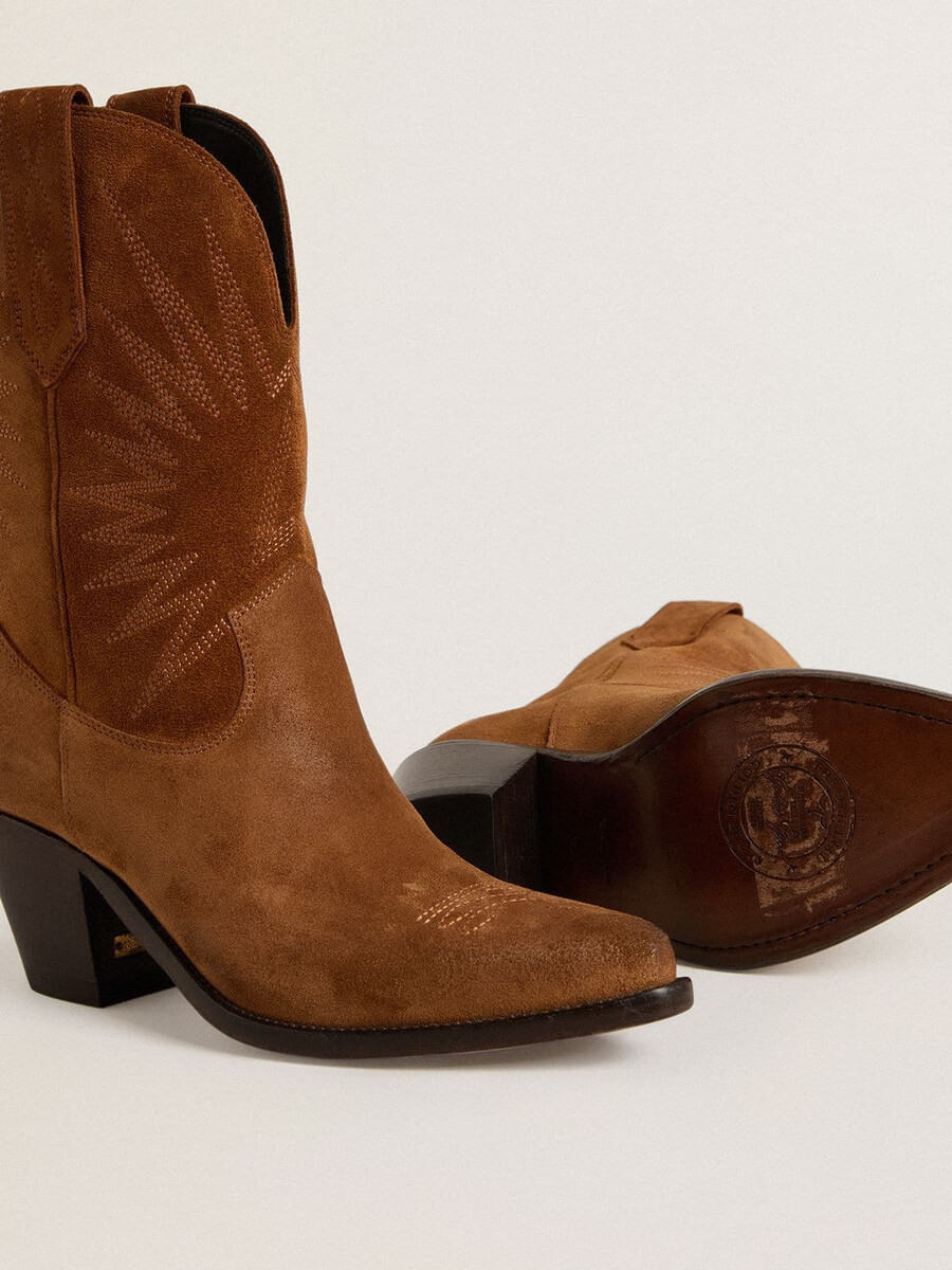 botas low wish star em camurça cor conhaque com estrela bordada tom sobre tom