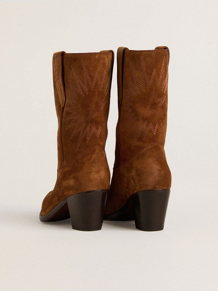 botas low wish star em camurça cor conhaque com estrela bordada tom sobre tom