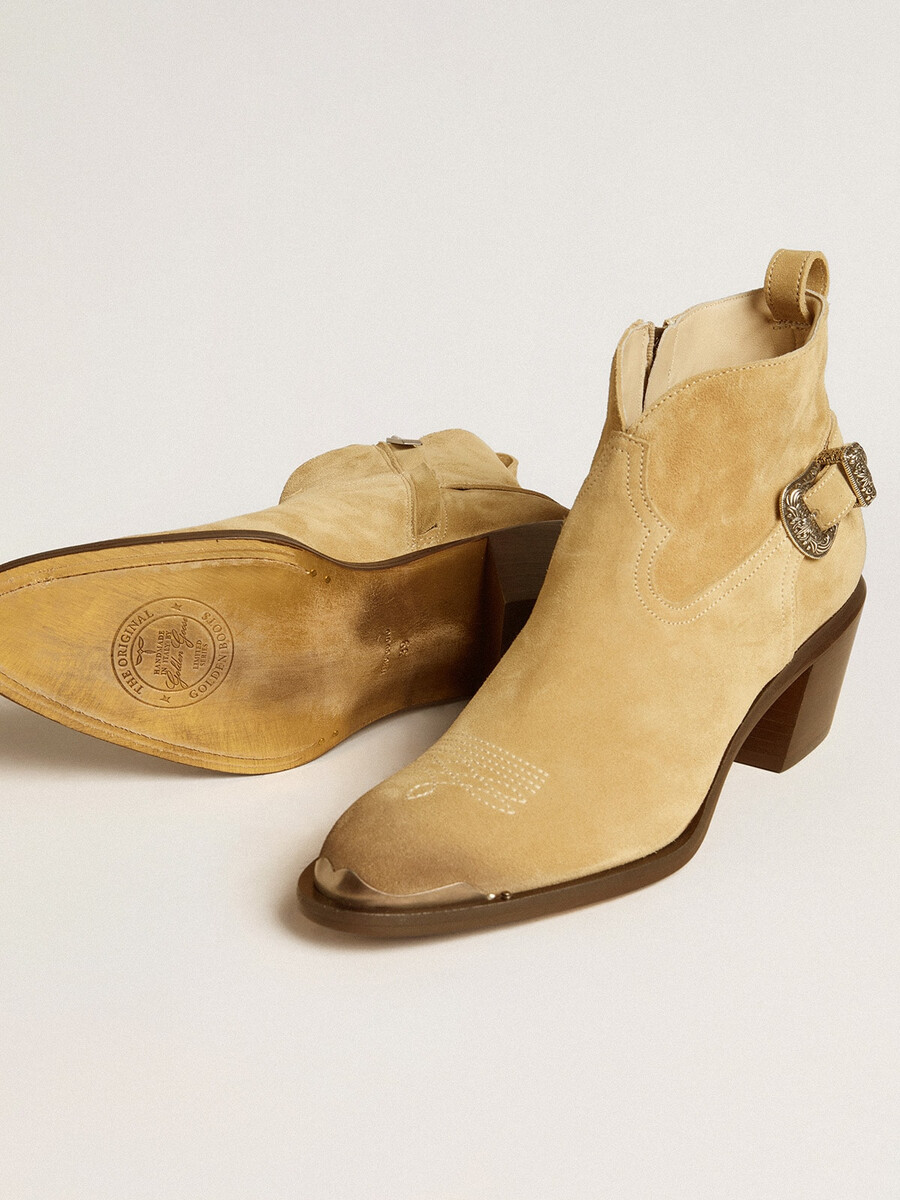 botas de cano curto patty em camurça encerada cor areia