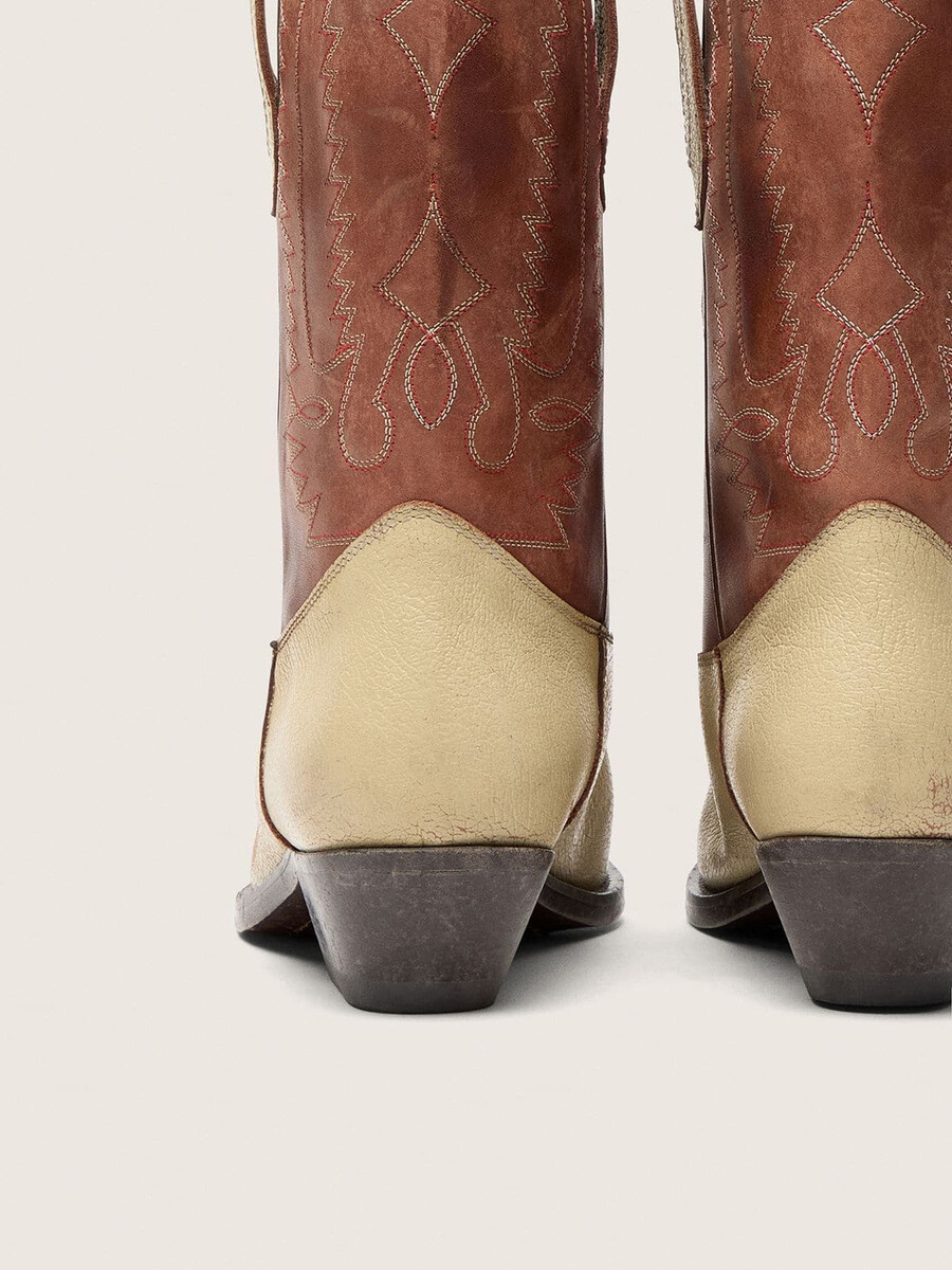botas baixas wish star femininas em couro bege e marrom com bordado.
