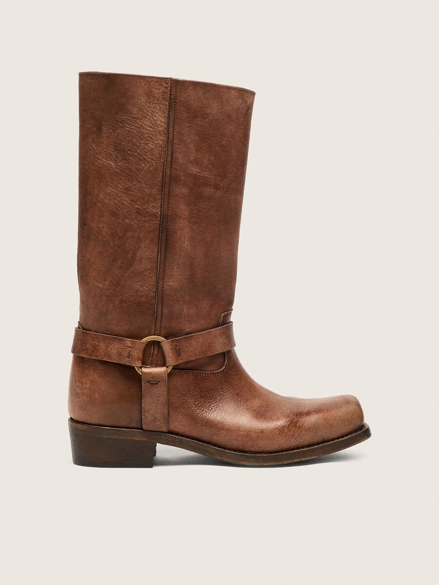 botas de cano alto estilo motociclista femininas em couro marrom com tira e fivela dourada antiga.