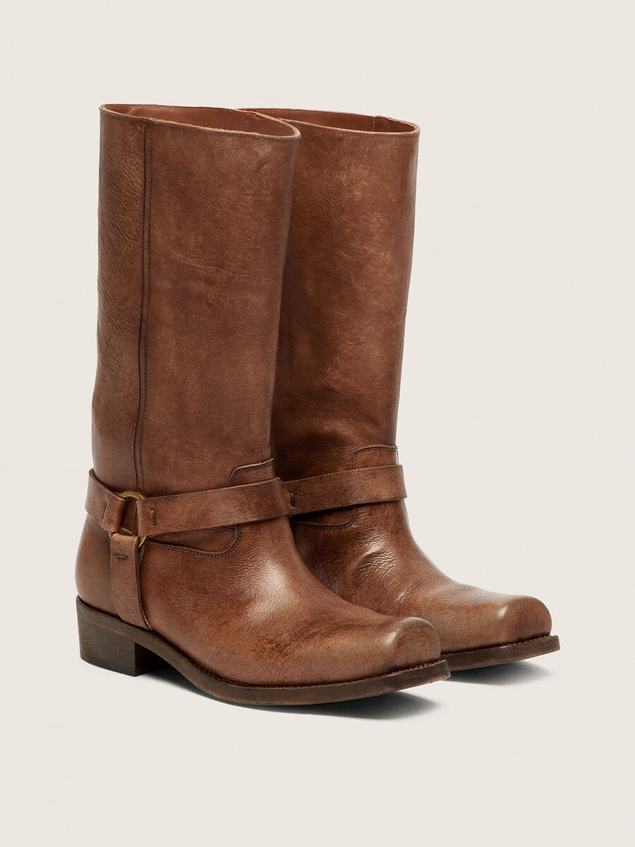botas de cano alto estilo motociclista femininas em couro marrom com tira e fivela dourada antiga.