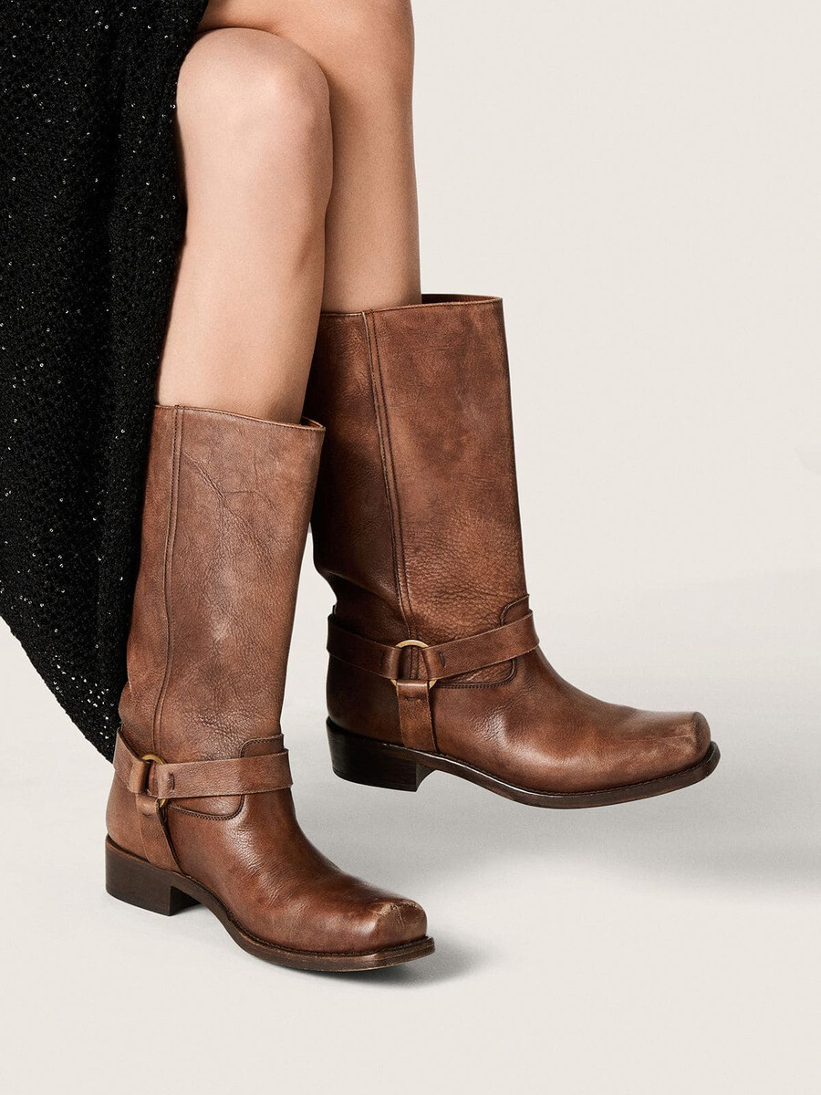 botas de cano alto estilo motociclista femininas em couro marrom com tira e fivela dourada antiga.