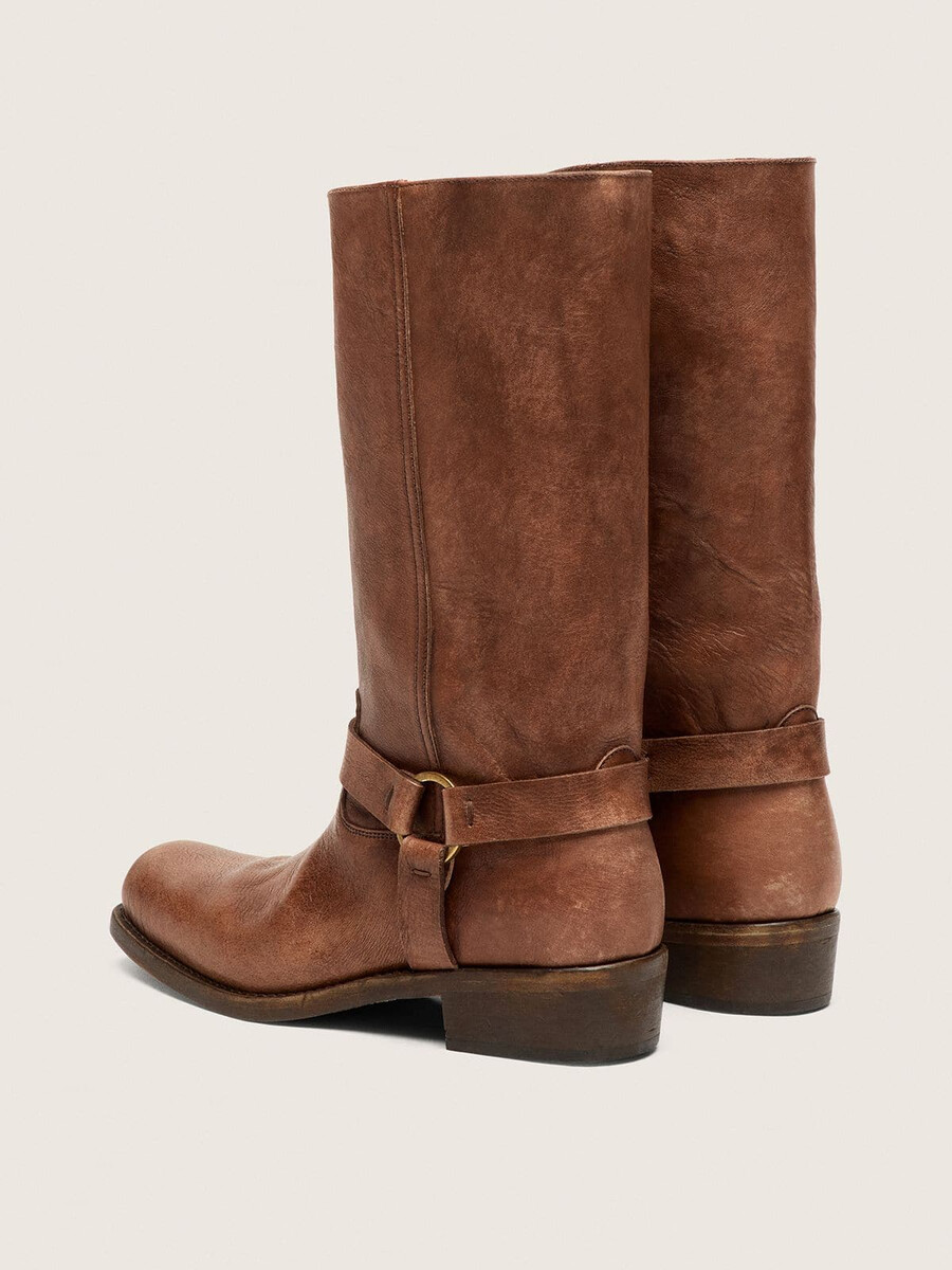 botas de cano alto estilo motociclista femininas em couro marrom com tira e fivela dourada antiga.