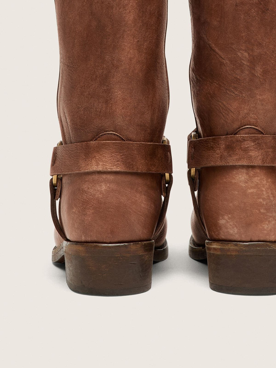 botas de cano alto estilo motociclista femininas em couro marrom com tira e fivela dourada antiga.