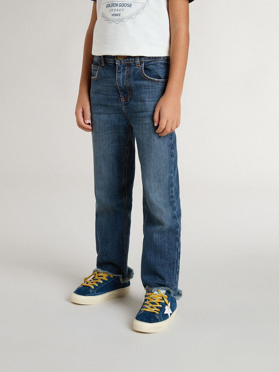 calça jeans infantil com barra desfiada e bordado.