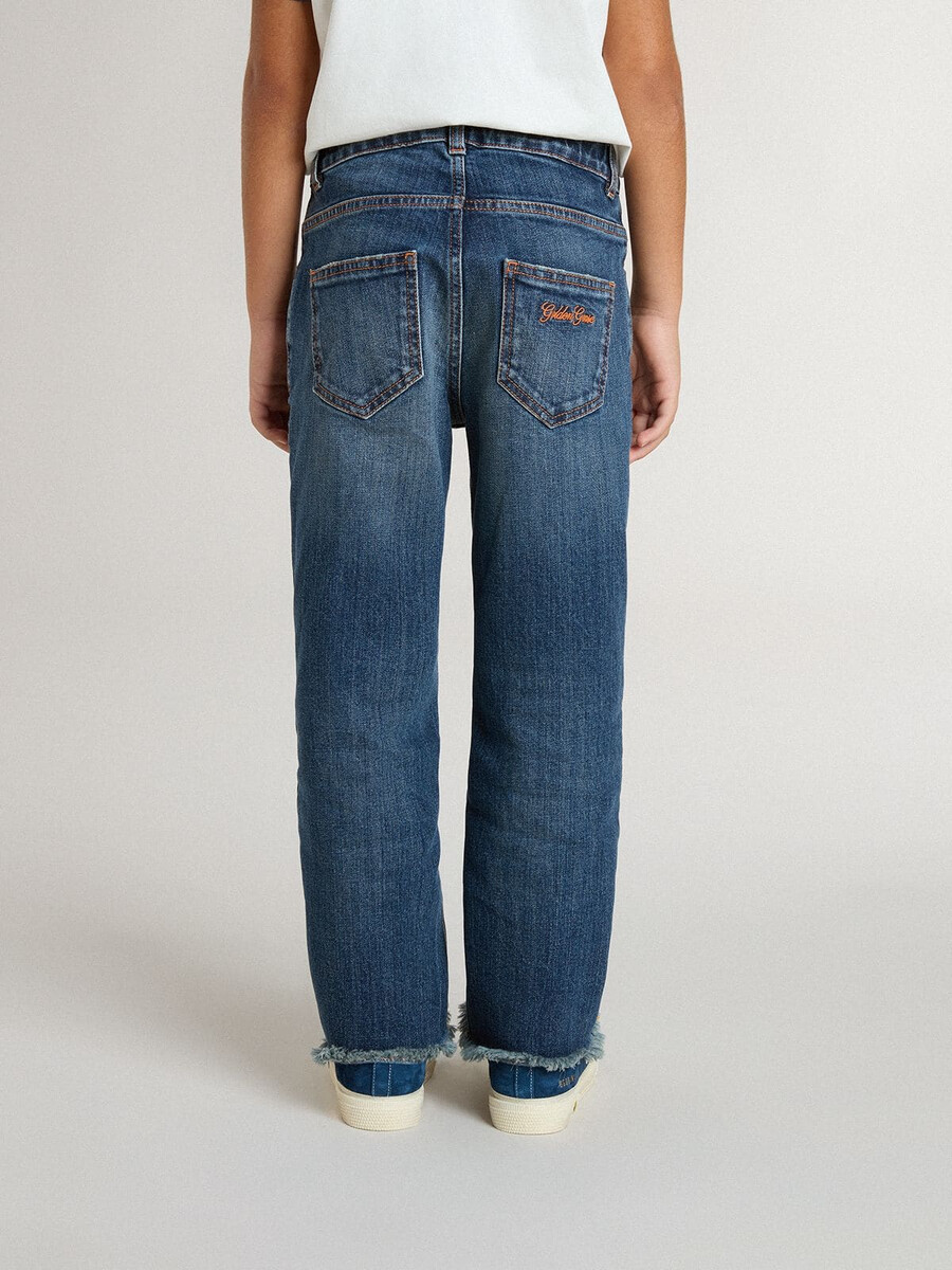 calça jeans infantil com barra desfiada e bordado.