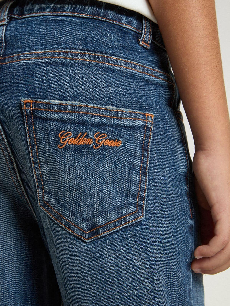 calça jeans infantil com barra desfiada e bordado.