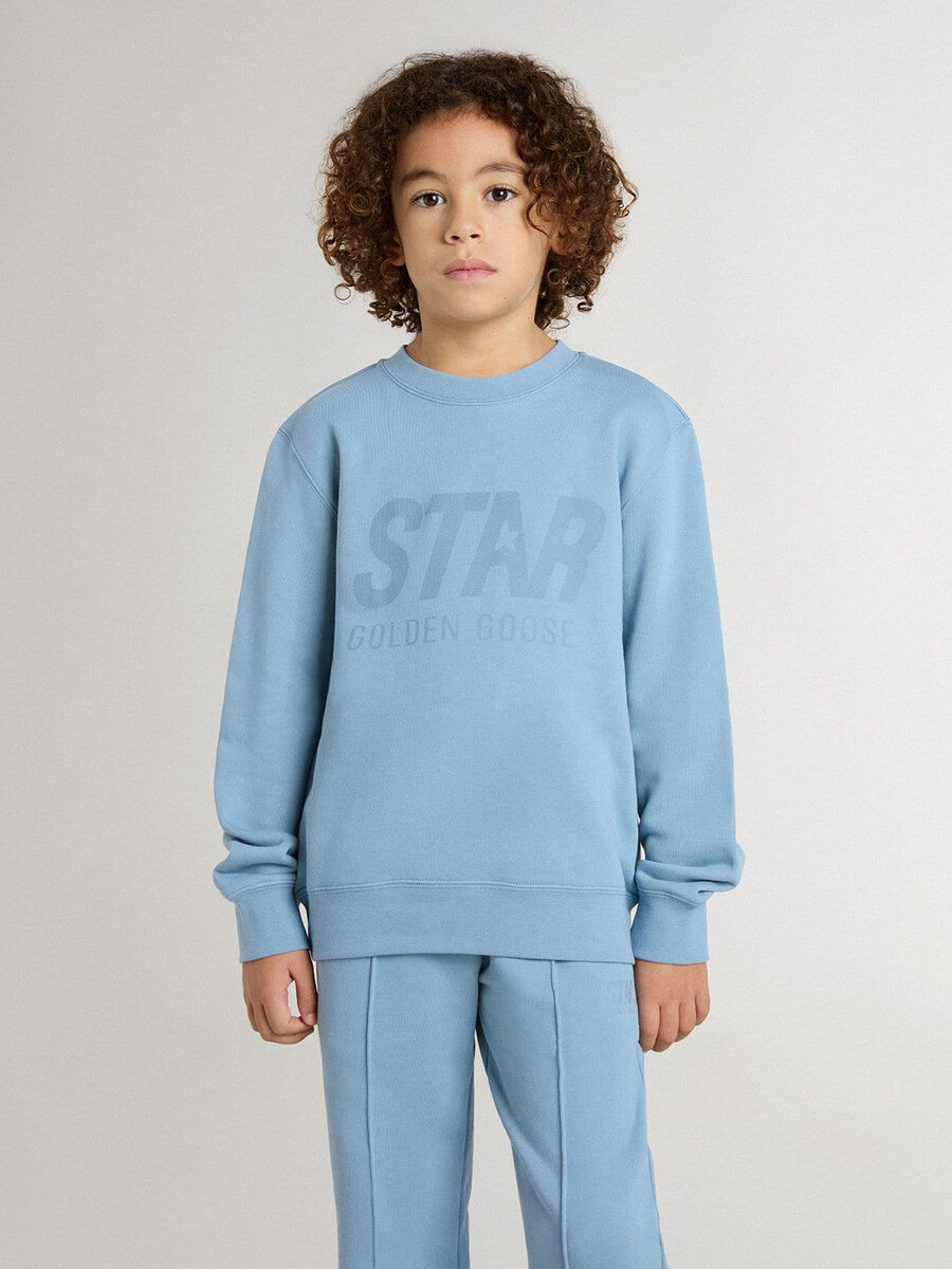 moletom azul claro infantil com letras na frente.