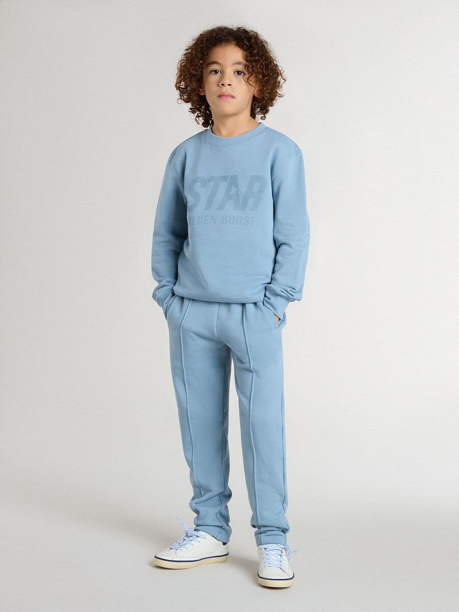 moletom azul claro infantil com letras na frente.