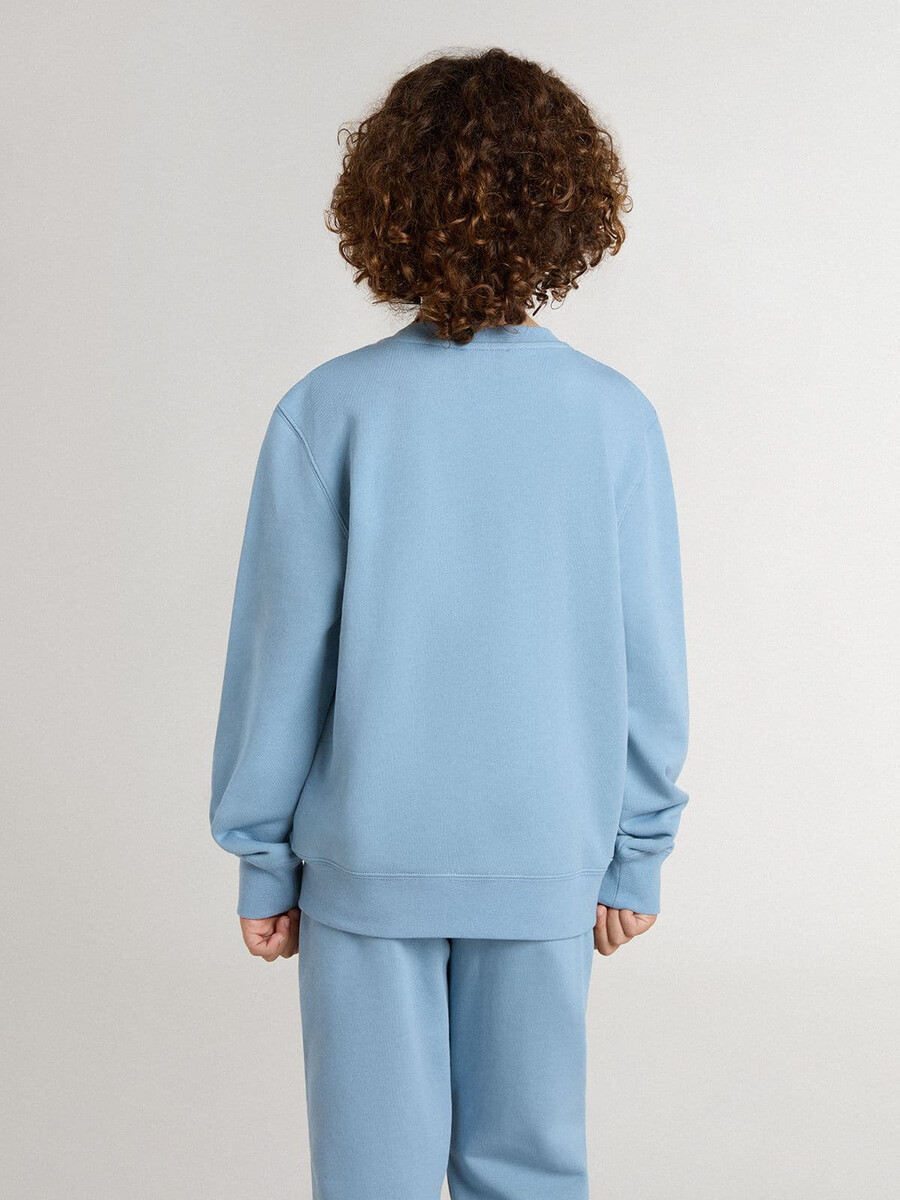 moletom azul claro infantil com letras na frente.
