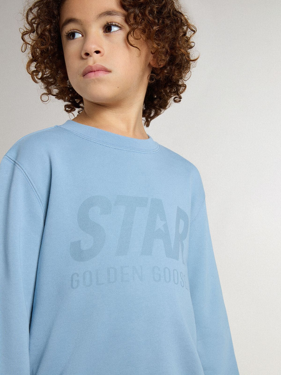 moletom azul claro infantil com letras na frente.