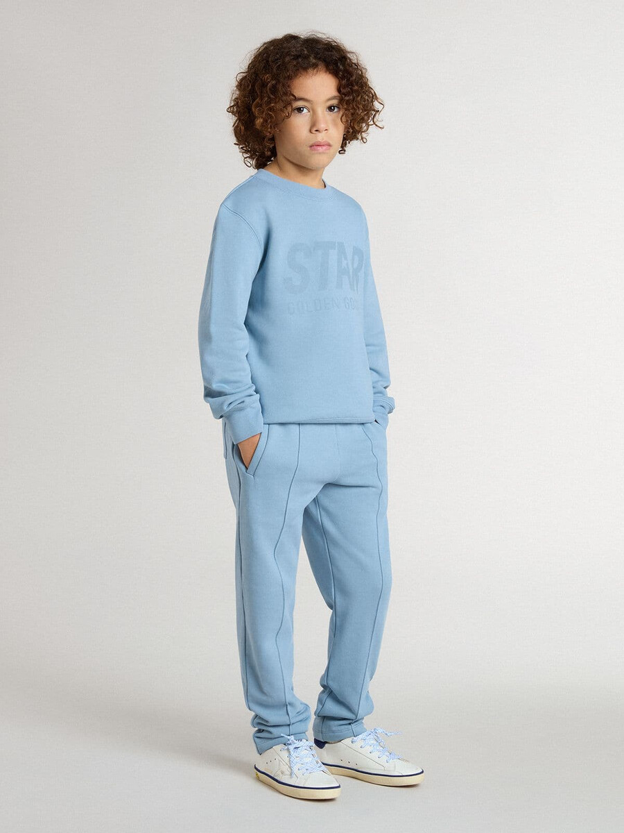 moletom azul claro infantil com letras na frente.