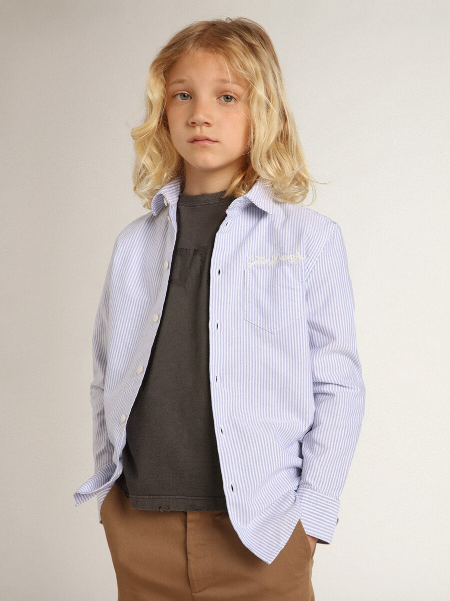 camisa infantil com listras azul-claras