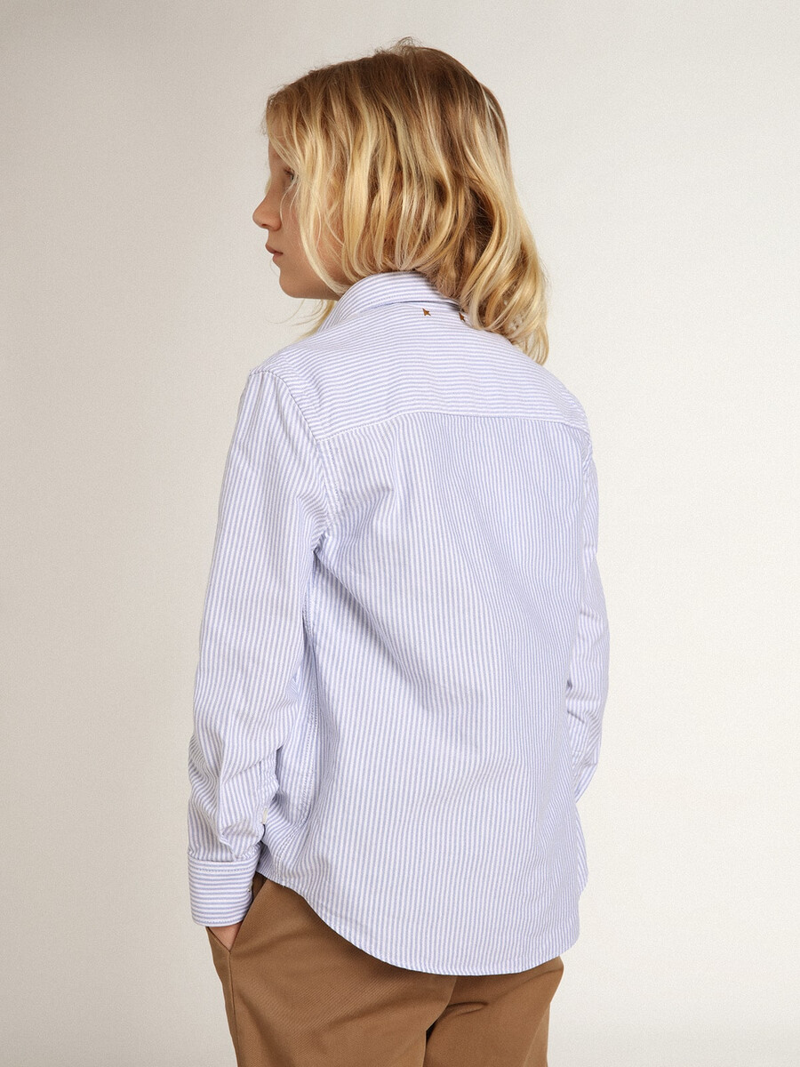 camisa infantil com listras azul-claras