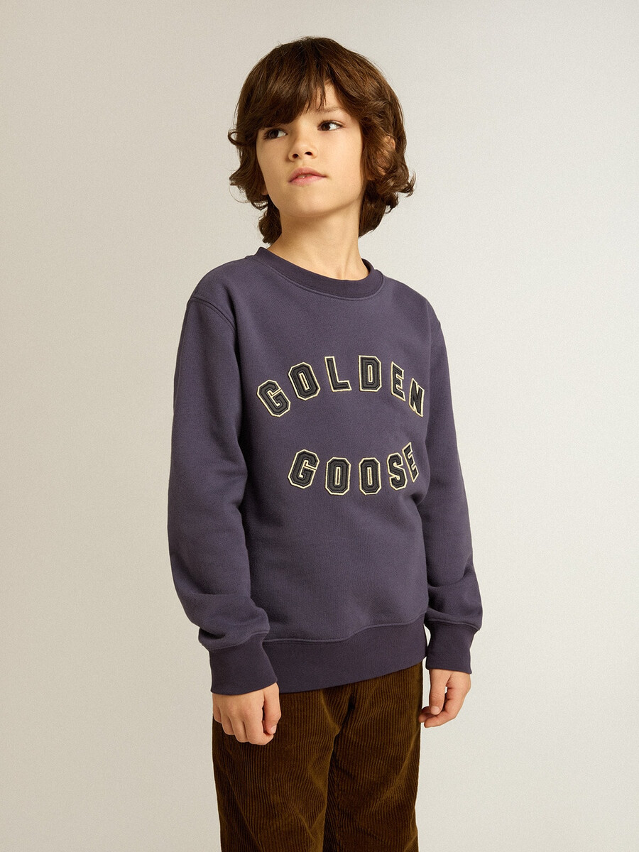 moletom azul-violeta com a inscrição golden goose na frente.