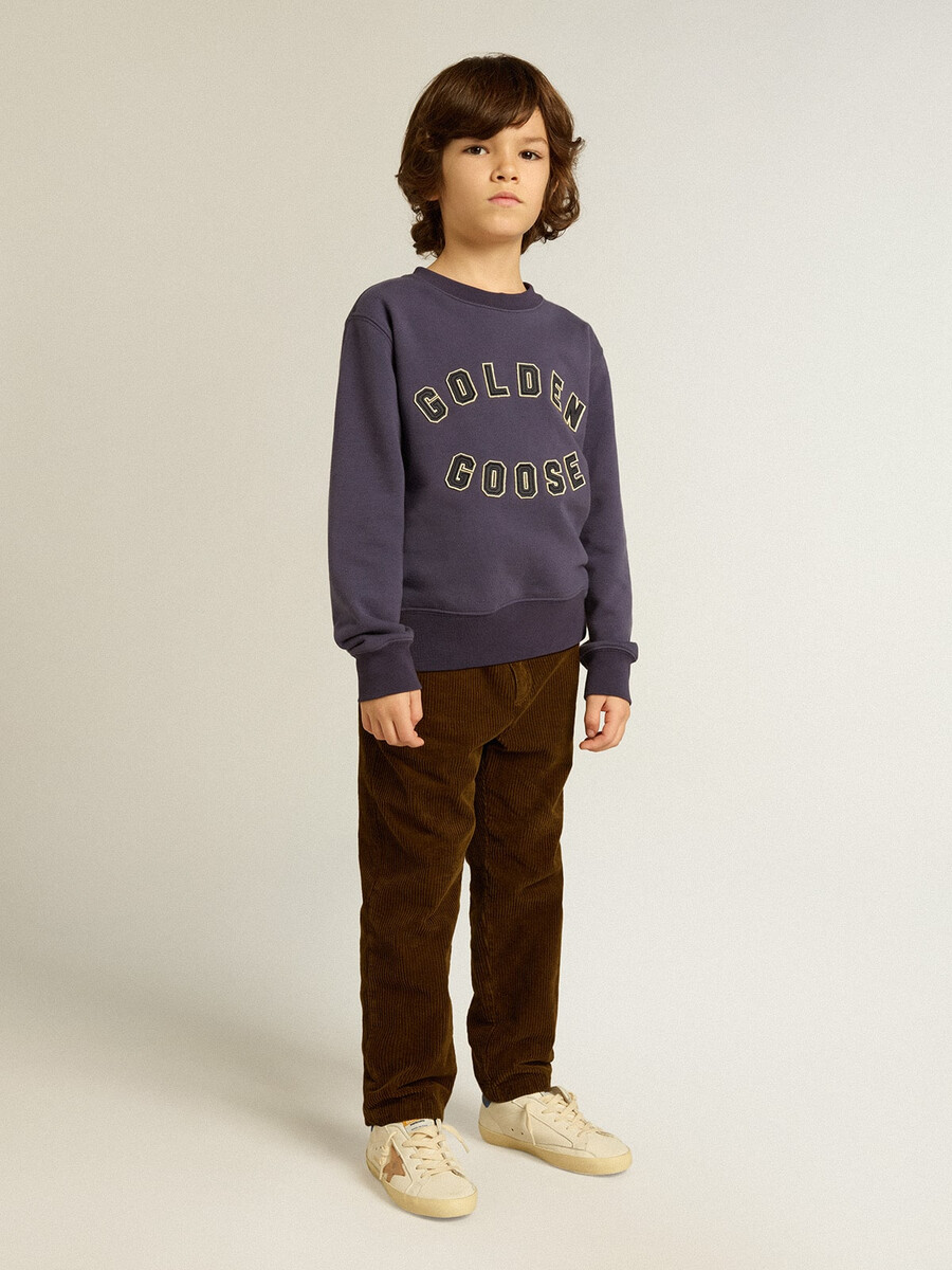 moletom azul-violeta com a inscrição golden goose na frente.
