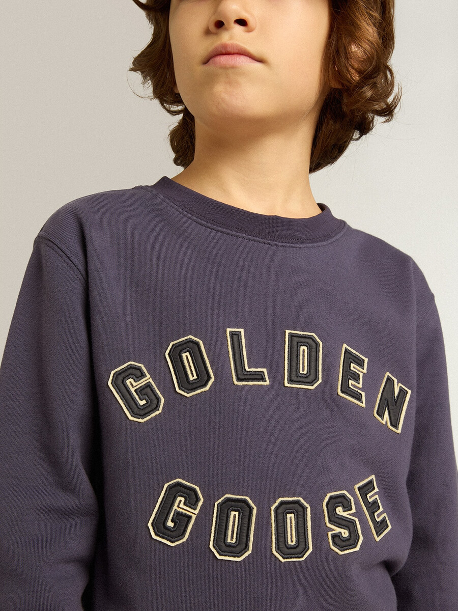 moletom azul-violeta com a inscrição golden goose na frente.