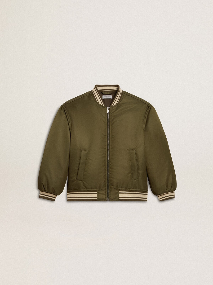 jaqueta bomber infantil verde militar em nylon com letras nas costas.