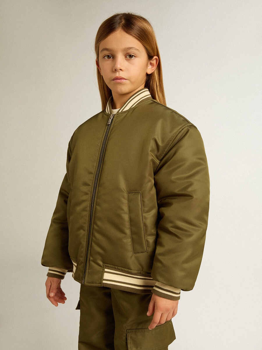 jaqueta bomber infantil verde militar em nylon com letras nas costas.
