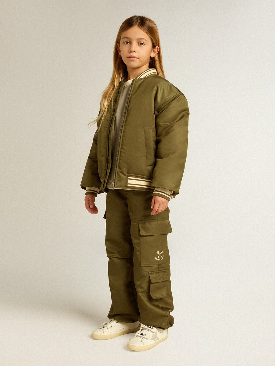 jaqueta bomber infantil verde militar em nylon com letras nas costas.
