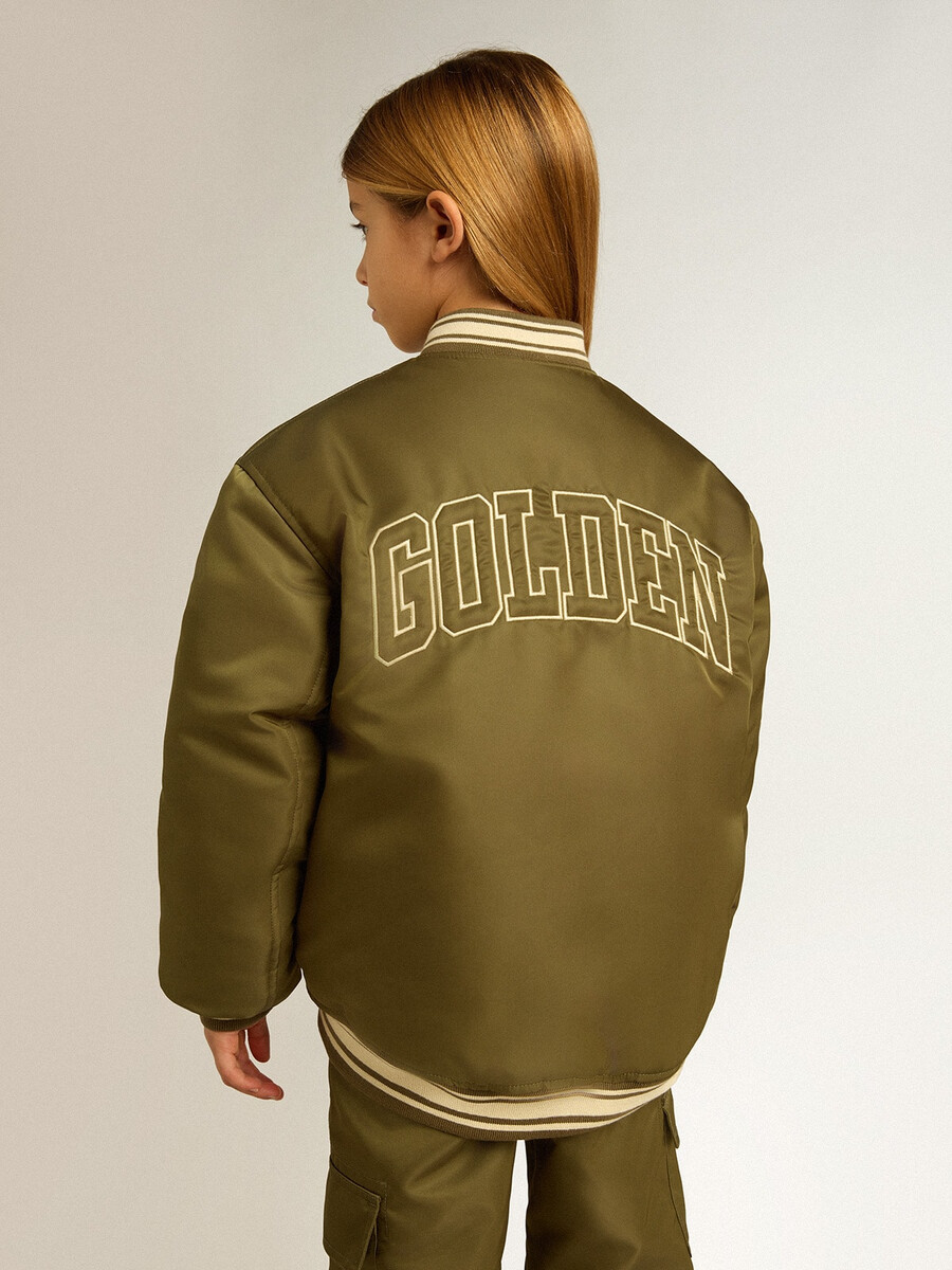 jaqueta bomber infantil verde militar em nylon com letras nas costas.