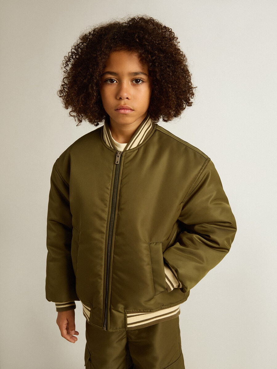 jaqueta bomber infantil verde militar em nylon com letras nas costas.