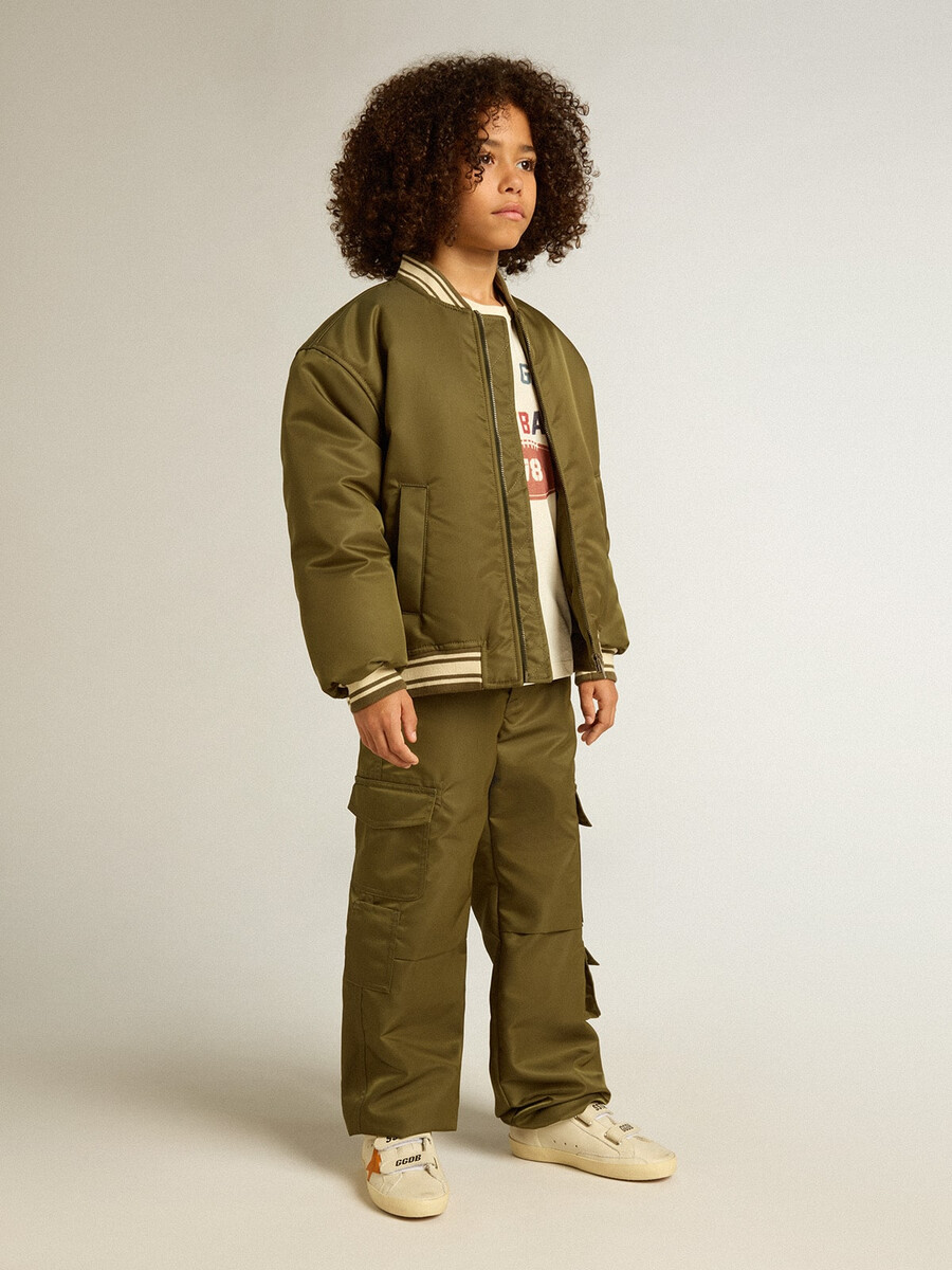 jaqueta bomber infantil verde militar em nylon com letras nas costas.
