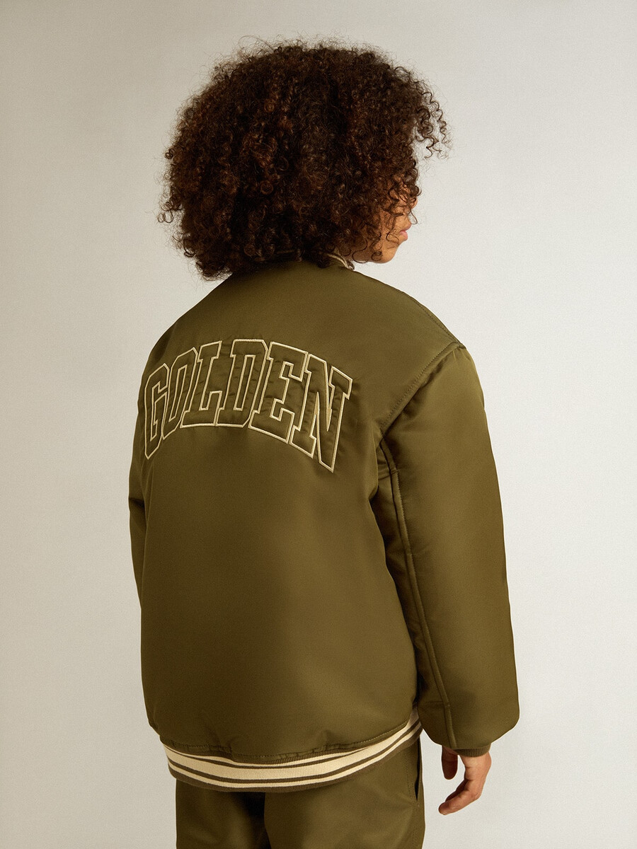 jaqueta bomber infantil verde militar em nylon com letras nas costas.