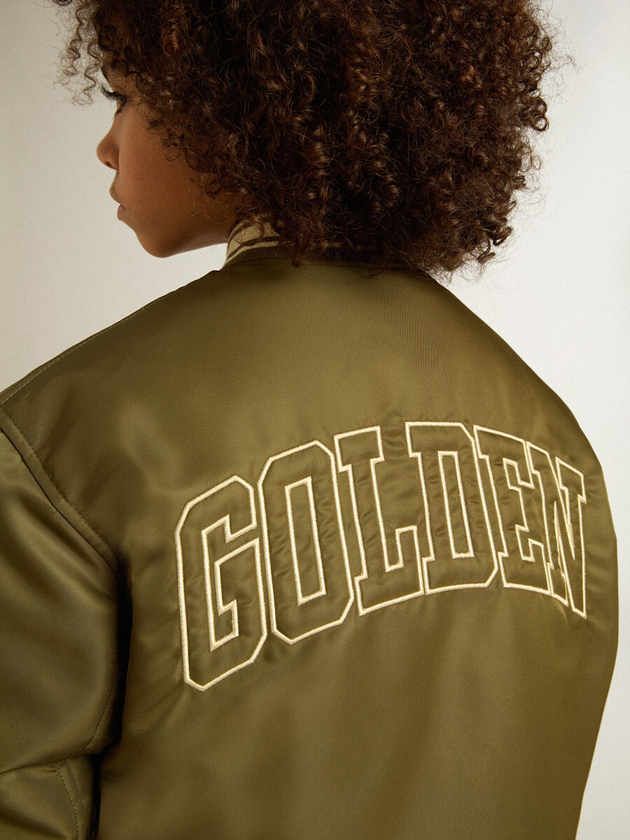 jaqueta bomber infantil verde militar em nylon com letras nas costas.