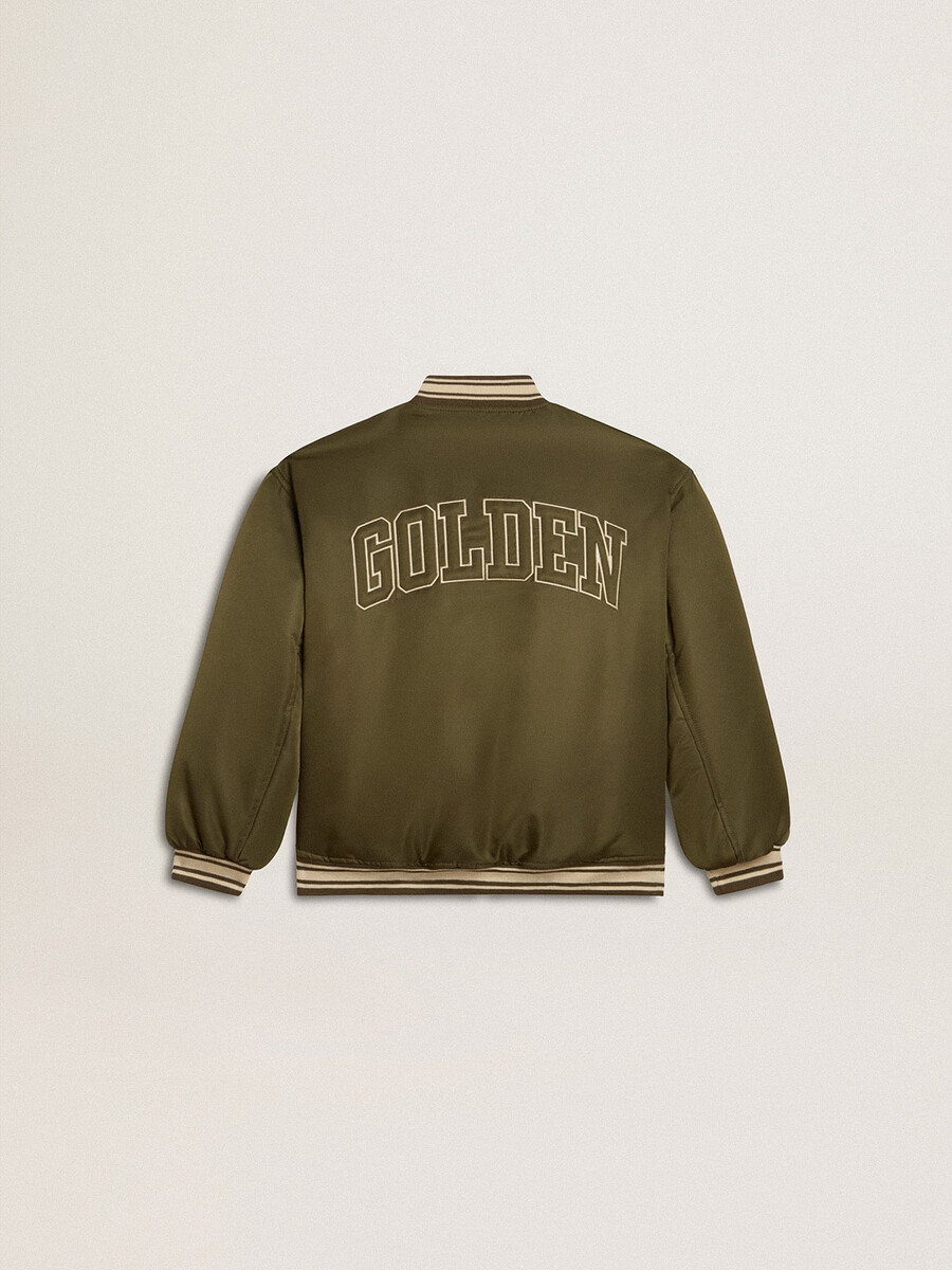 jaqueta bomber infantil verde militar em nylon com letras nas costas.