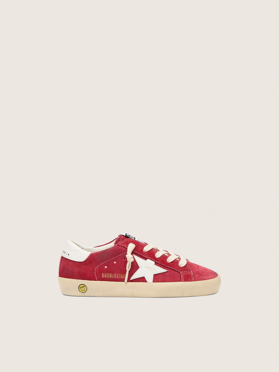 junior super-star em camurça vermelha com estrela de couro branco e detalhe no calcanhar.