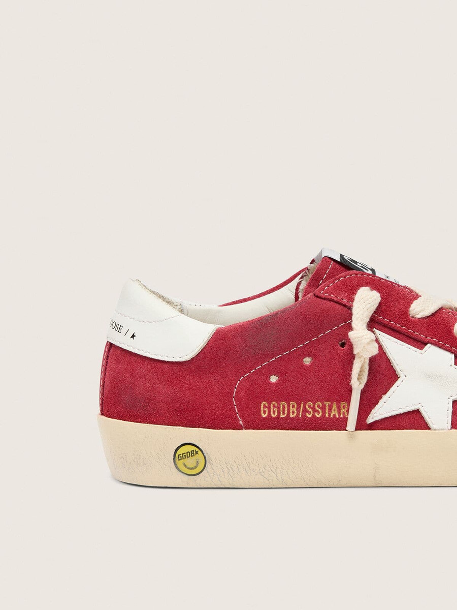 junior super-star em camurça vermelha com estrela de couro branco e detalhe no calcanhar.