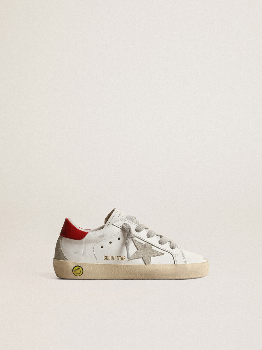 super-star junior com estrela de camurça e detalhe de couro vermelho no calcanhar.