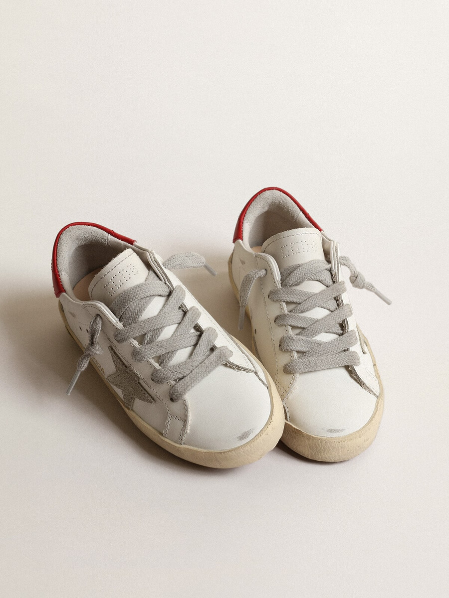 super-star junior com estrela de camurça e detalhe de couro vermelho no calcanhar.