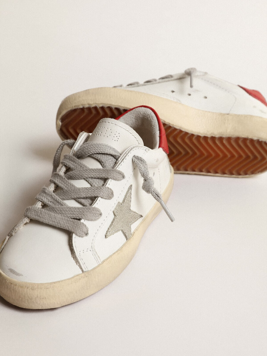 super-star junior com estrela de camurça e detalhe de couro vermelho no calcanhar.