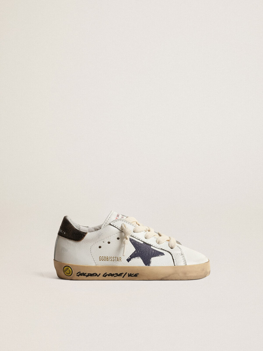 super-star junior em napa com estrela estampada e detalhe preto no calcanhar.