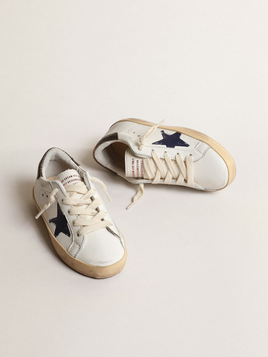 super-star junior em napa com estrela estampada e detalhe preto no calcanhar.