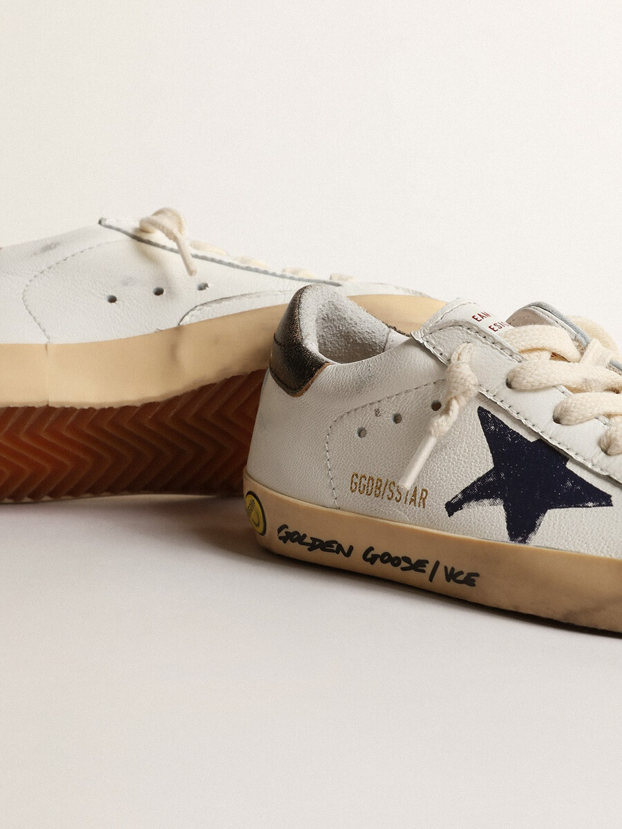 super-star junior em napa com estrela estampada e detalhe preto no calcanhar.