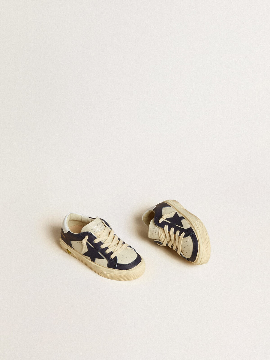 may junior em couro branco e azul com estrela de couro e detalhe no calcanhar.