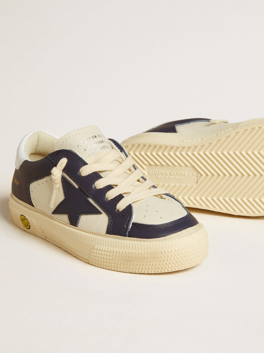 may junior em couro branco e azul com estrela de couro e detalhe no calcanhar.
