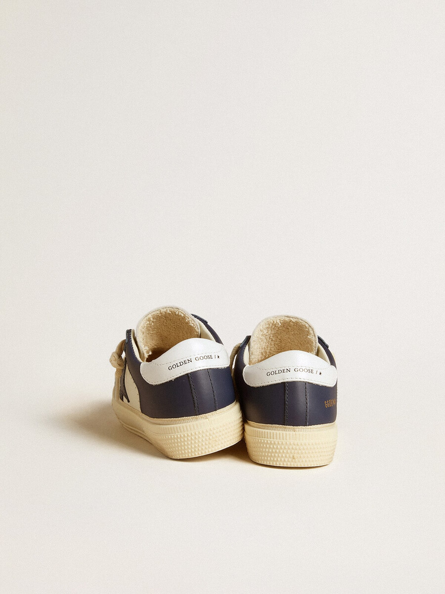 may junior em couro branco e azul com estrela de couro e detalhe no calcanhar.