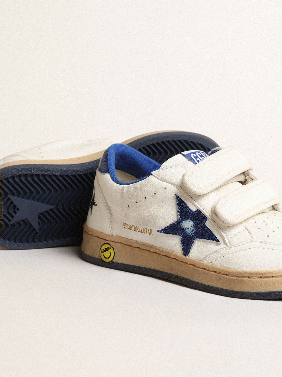 ball star junior com estrela em couro metálico azul e detalhe no calcanhar.