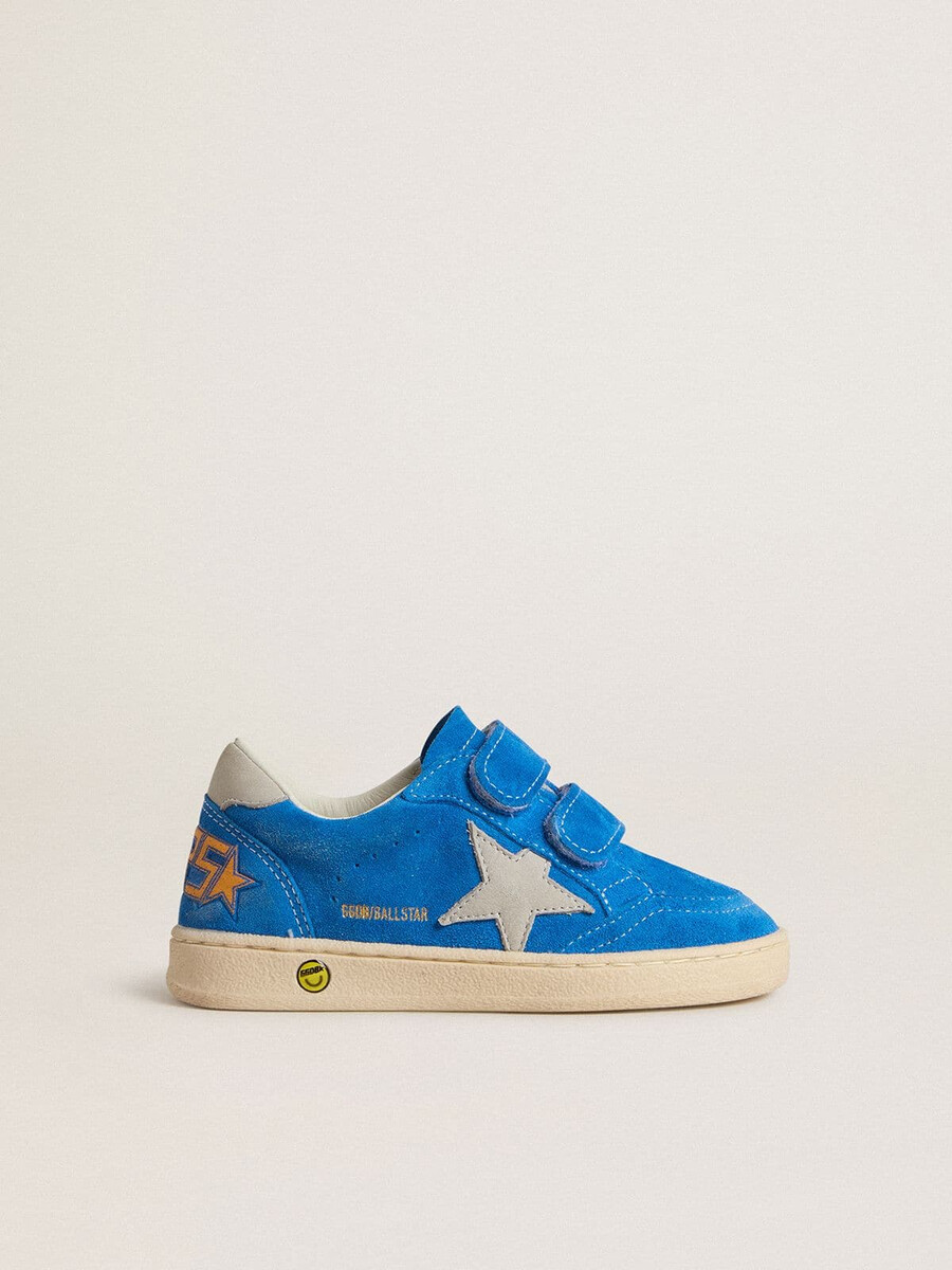 junior ball star em camurça azul-clara com estrela em nobuck cinza e detalhe no calcanhar.