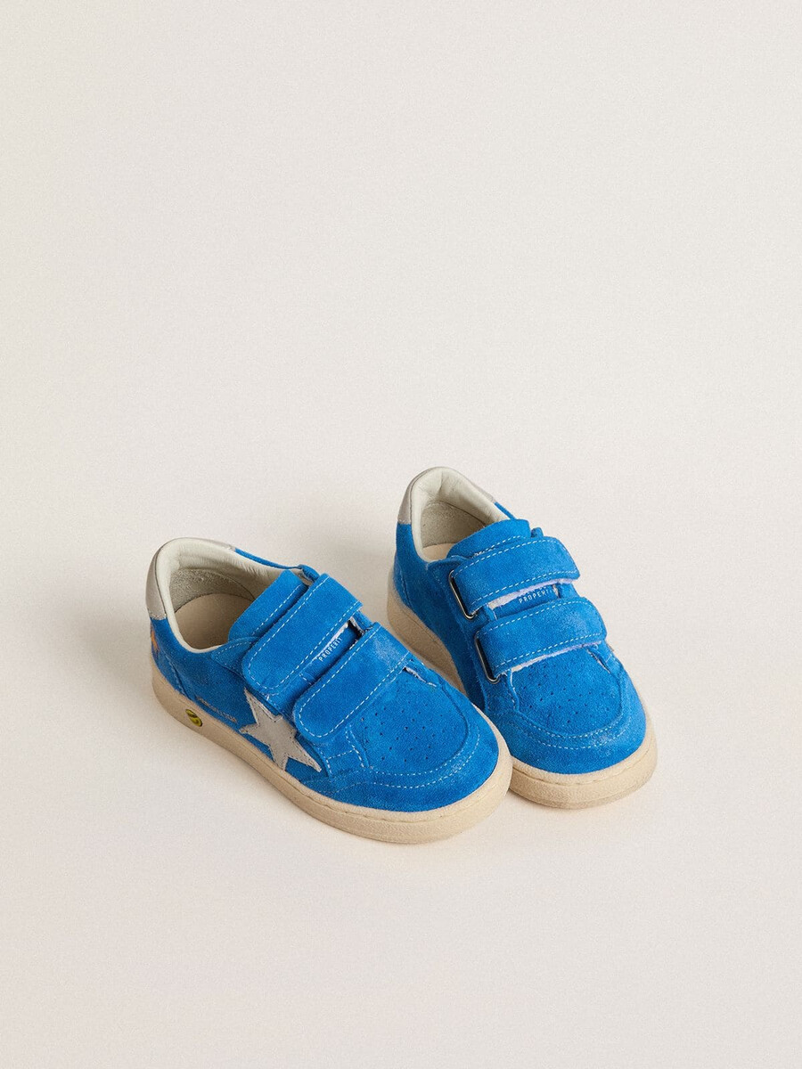junior ball star em camurça azul-clara com estrela em nobuck cinza e detalhe no calcanhar.