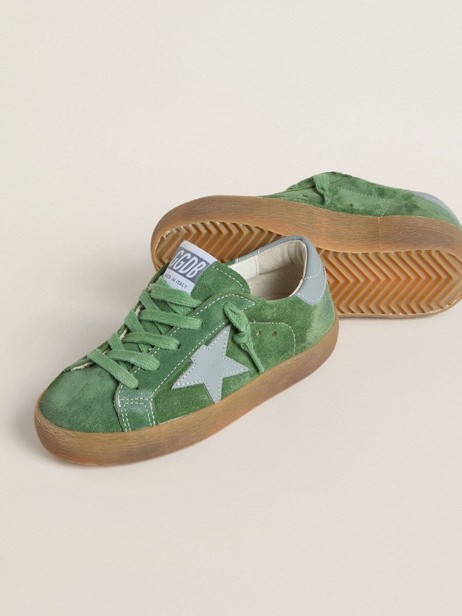 junior super-star em camurça verde com estrela azul bebê e detalhe no calcanhar.