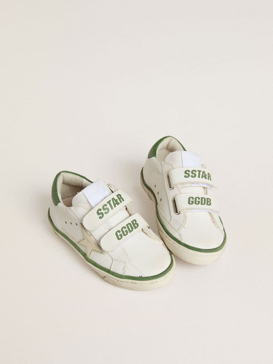 teen old school em couro branco com detalhe em napa verde no calcanhar e inserção verde